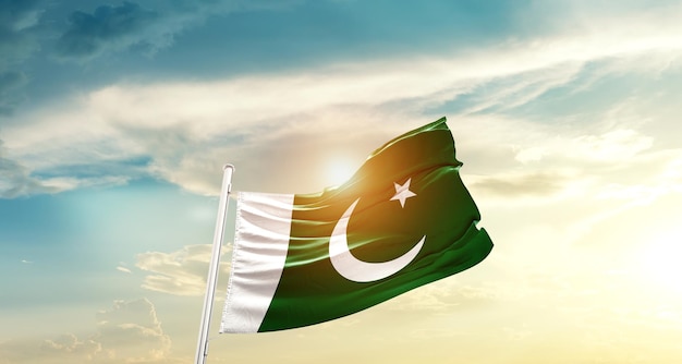 Bandera de Pakistán ondeando en un hermoso cielo.