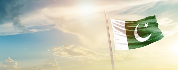 Foto bandera de pakistán ondeando en un hermoso cielo.