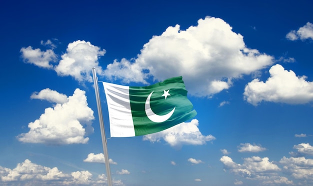 Bandera de Pakistán ondeando en un hermoso cielo.