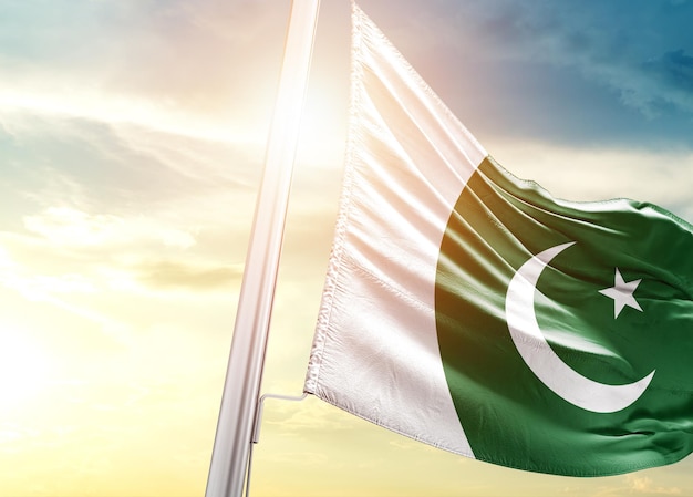 Foto bandera de pakistán ondeando en un hermoso cielo.