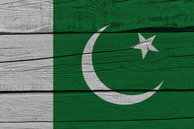 Bandera de Pakistán pintada en tablón de madera antiguo