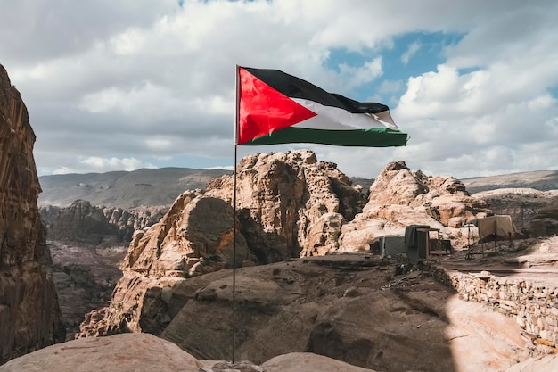 Bandera de Palestina en la cima de la montaña en Palestina