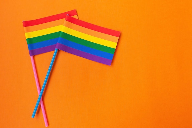 Foto la bandera de papel lgbt sobre un fondo naranja