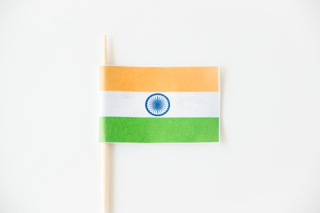 Bandera de papel nacional india sobre fondo blanco.