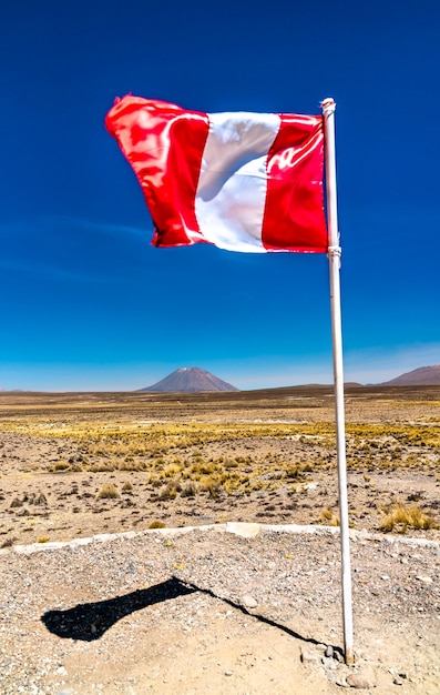 Bandera de Perú y el volcán Misti en los Andes, región de Arequipa del Perú