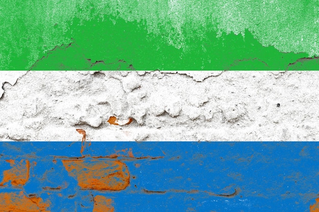 Bandera pintada de sierra leona en una superficie de pared de hormigón vieja y angustiada