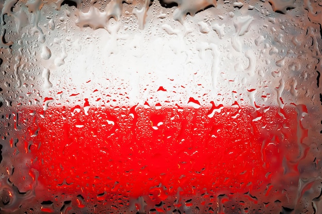 Bandera de Polonia Bandera de Polonia en el fondo de gotas de agua Bandera con gotas de lluvia Salpicaduras sobre vidrio