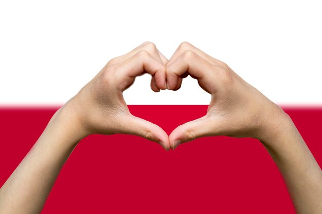 Foto bandera de polonia con dos manos en forma de corazón apoyo o donar a polonia diseño vectorial mano corazón