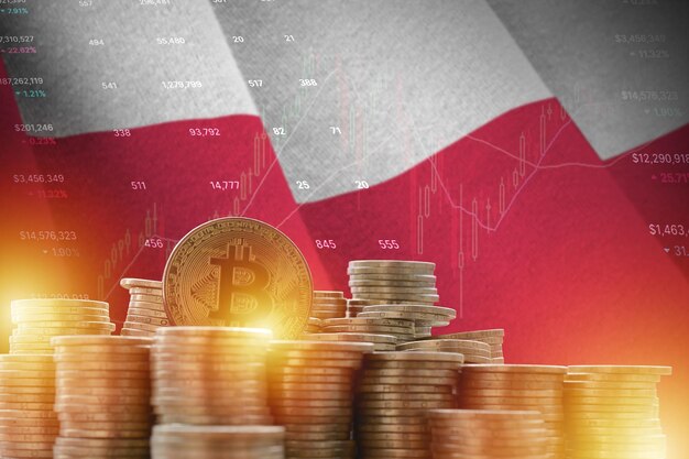 Bandera de Polonia y gran cantidad de monedas de bitcoin doradas y gráfico de plataforma de negociación moneda criptográfica