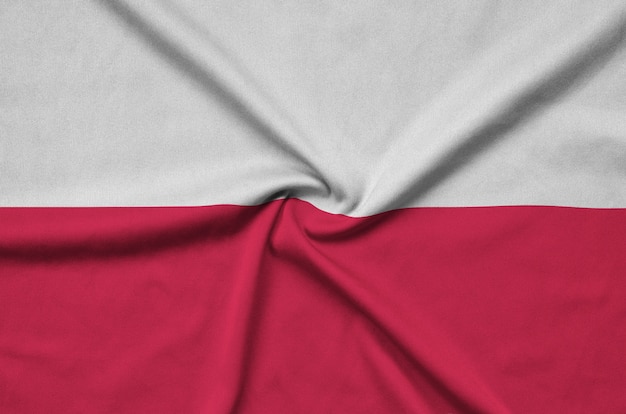 Bandera de Polonia con muchos pliegues.