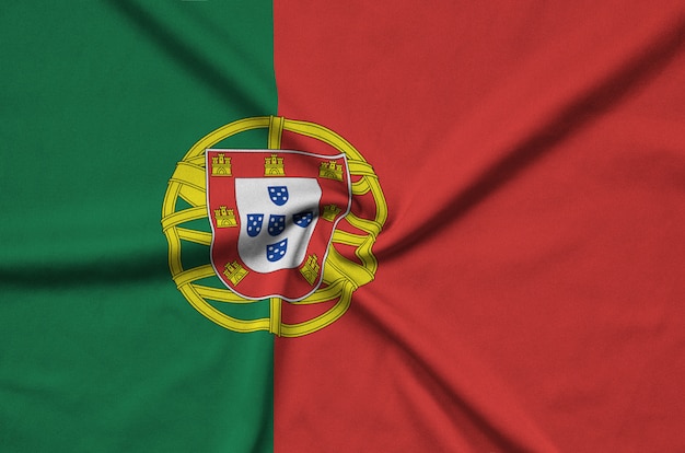 La bandera de Portugal está representada en una tela de tela deportiva con muchos pliegues.