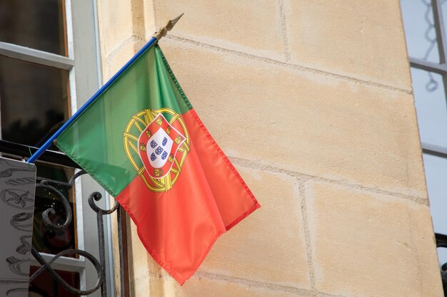 Bandera de Portugal en la fachada del viento Edificio portugués