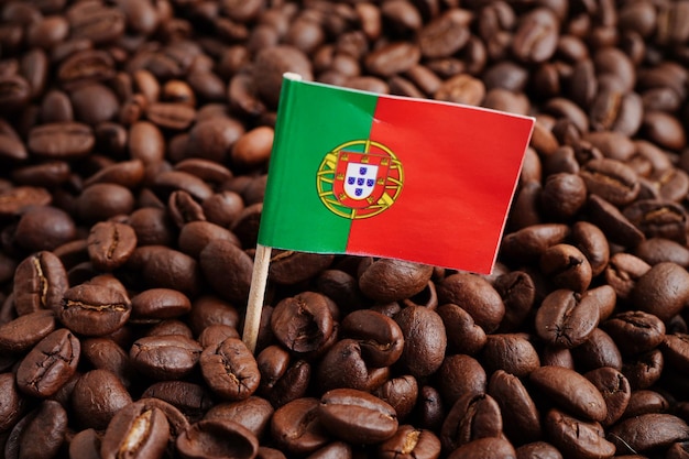 La bandera de Portugal en los granos de café que se compran en línea para exportar o importar productos alimenticios.