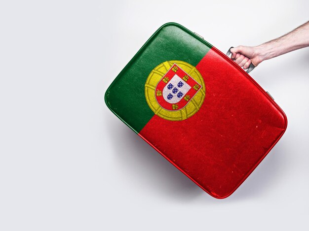 Bandera de portugal en una maleta de cuero vintage