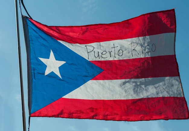 Bandera de Puerto Rico contra el cielo azul