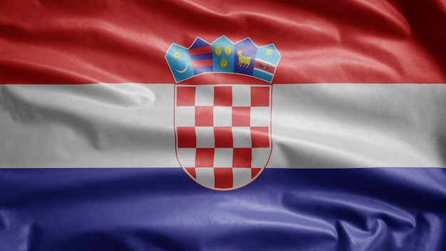 Bandera que agita croata en el viento