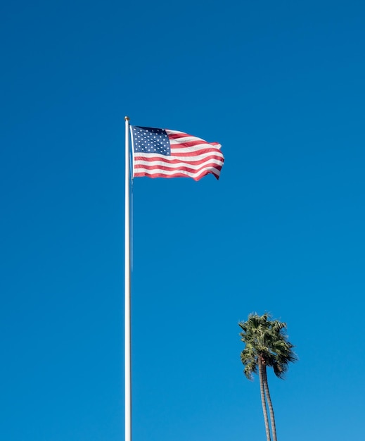 Bandera de rayas y estrellas de Estados Unidos contra el cielo azul