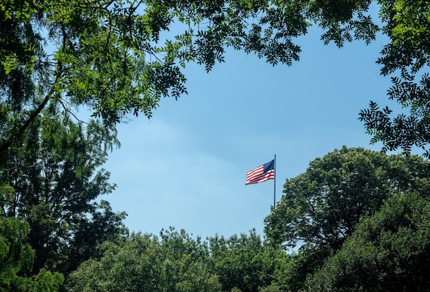 Bandera de rayas y estrellas de Estados Unidos contra el cielo azul