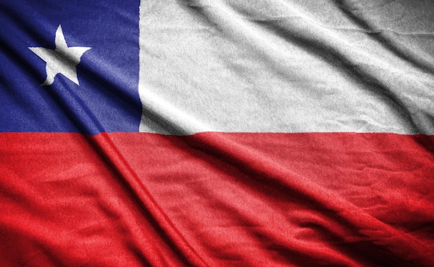 Bandera realista de chile en la superficie ondulada de tela