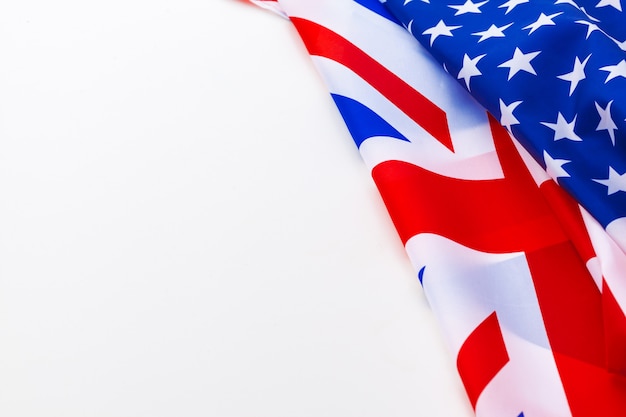 Bandera del Reino Unido y la bandera de Estados Unidos en blanco
