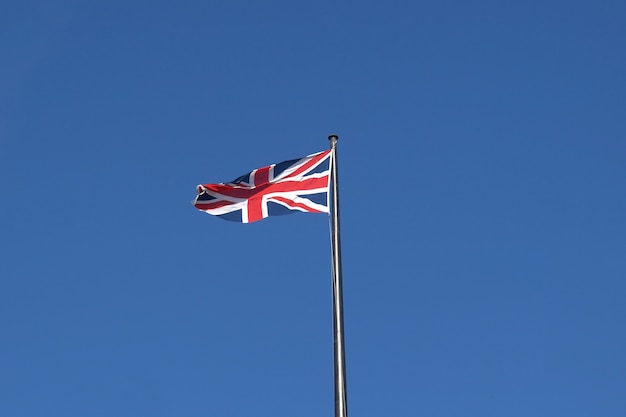 Bandera del Reino Unido sobre el cielo azul