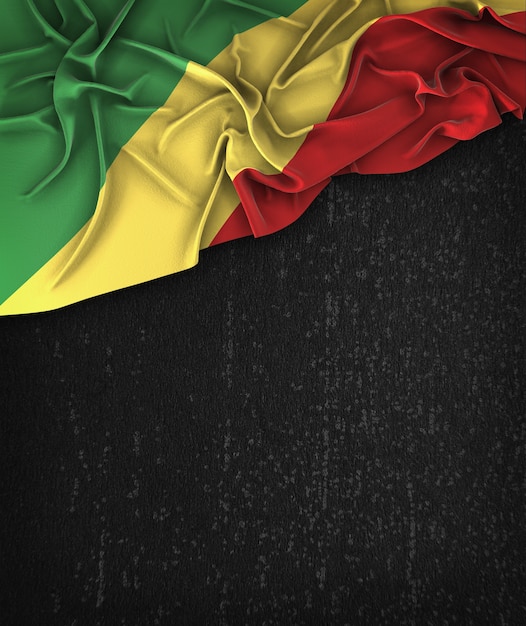 Bandera de la República del Congo Vintage en una pizarra negra del Grunge con el espacio para el texto