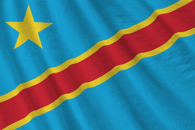 Bandera de la República Democrática del Congo con grandes pliegues ondeando de cerca bajo la luz del estudio en el interior Los símbolos y colores oficiales en la pancarta