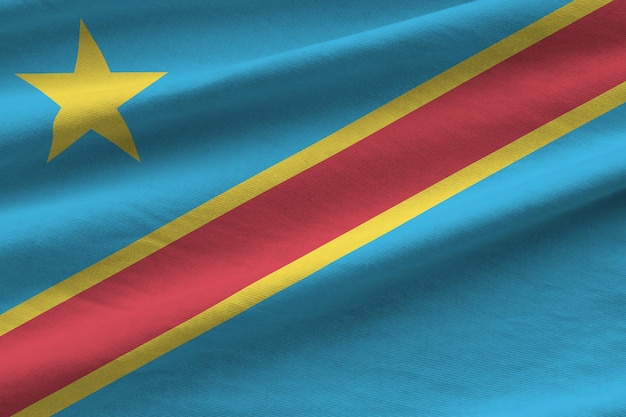 Bandera de la República Democrática del Congo con grandes pliegues ondeando de cerca bajo la luz del estudio en el interior Los símbolos y colores oficiales en la pancarta