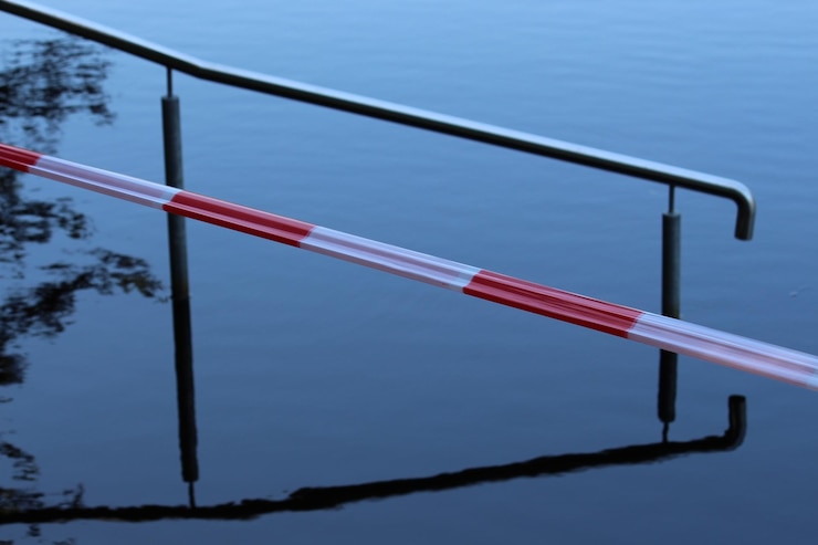 Foto bandera roja en el agua