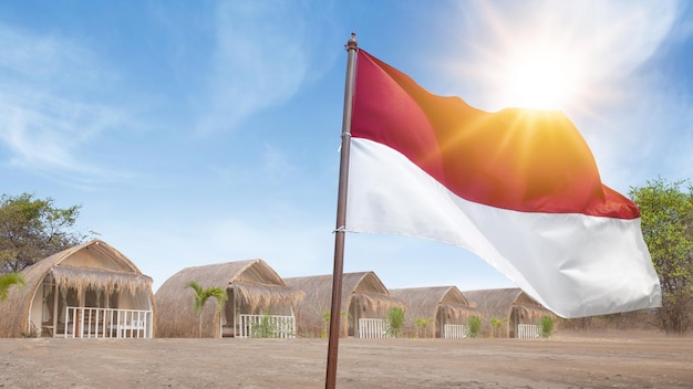 La bandera roja y blanca de la bandera indonesia con fondo de cielo azul