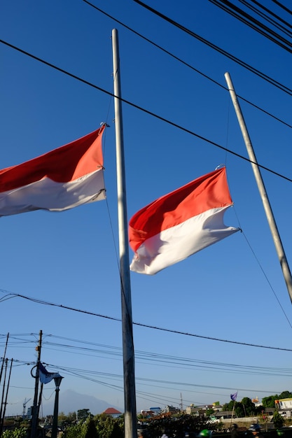 La bandera roja y blanca es la bandera nacional de Indonesia.