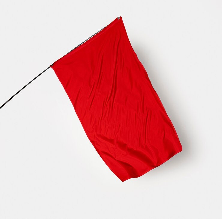 Foto la bandera roja ondeando