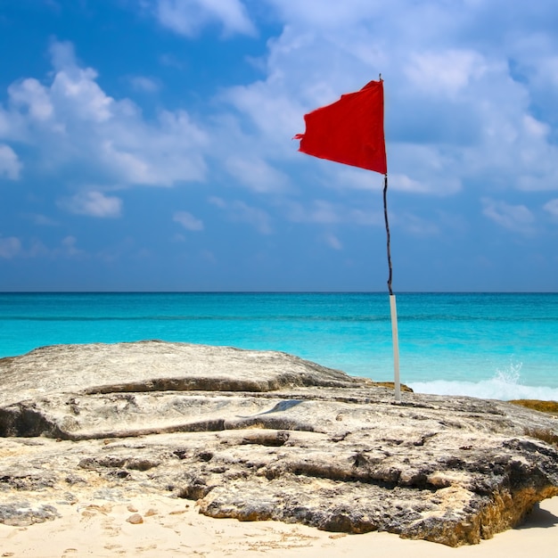 Bandera roja en la playa en Cancún