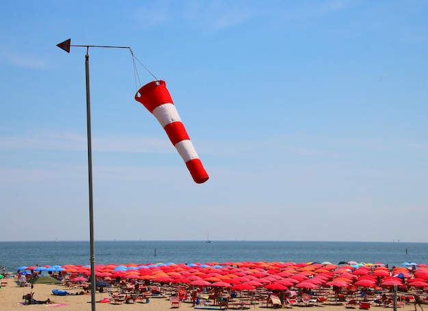 Bandera roja en la playa contra el cielo