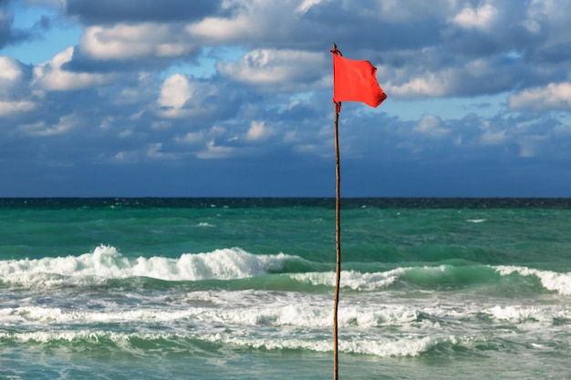 Foto bandera roja en la playa