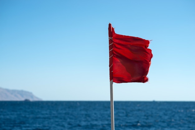 Bandera roja utilizada para indicar el mar agitado