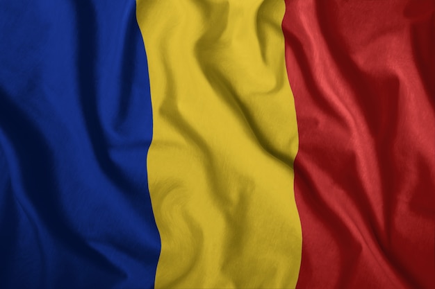 La bandera rumana ondea en el viento
