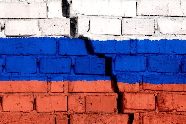 Foto bandera de rusia en la pared de ladrillo con una gran grieta en el medio concepto de destrucción y separatismo