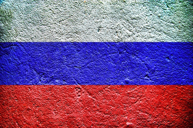 Foto la bandera de rusia está pintada en un viejo muro de hormigón de cemento