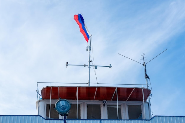 Bandera de Rusia sobre el cielo en el techo del barco