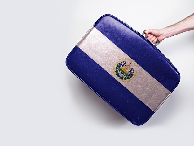 Bandera de El Salvador en una maleta de cuero vintage