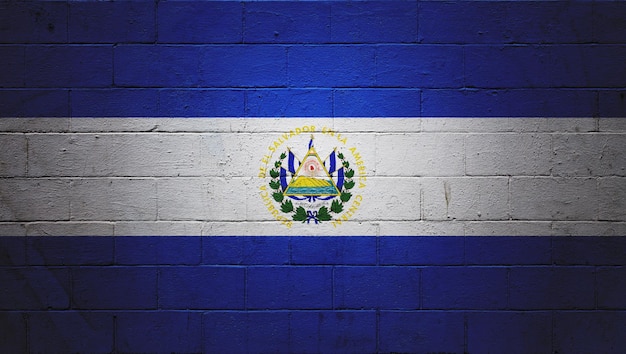 Bandera de El Salvador pintada en una pared.