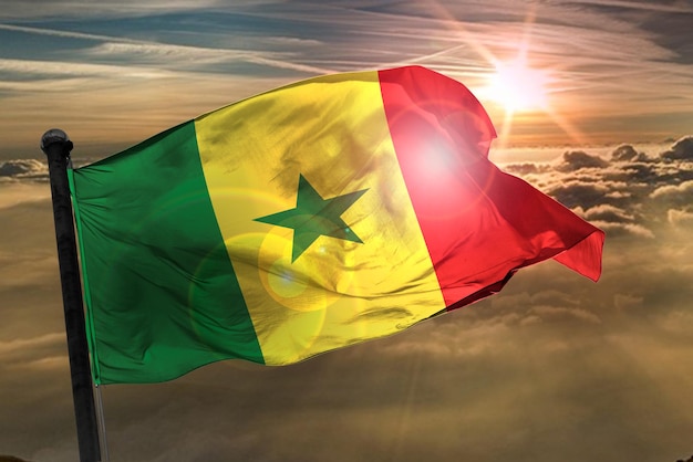 Foto la bandera de senegal bandera de renderizado 3d ghana en un fondo de sol