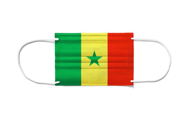 Bandera de Senegal en una mascarilla quirúrgica desechable