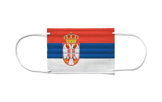 Bandera de Serbia en una mascarilla quirúrgica desechable