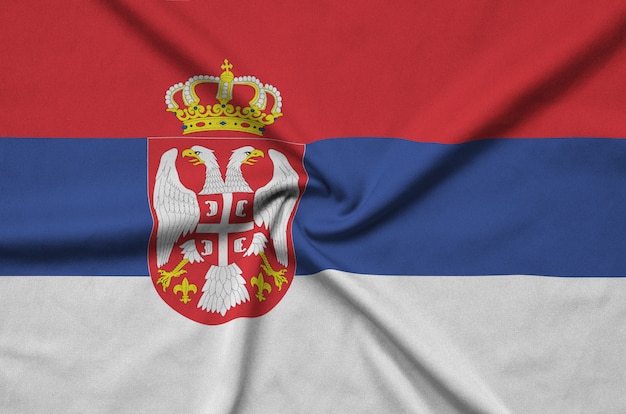 Bandera de Serbia con muchos pliegues.