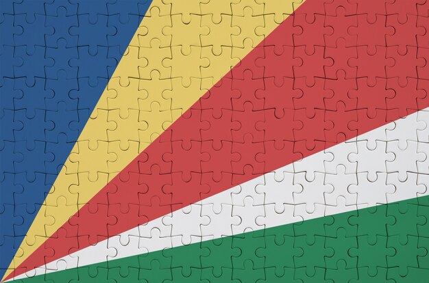 La bandera de Seychelles se representa en un rompecabezas plegado