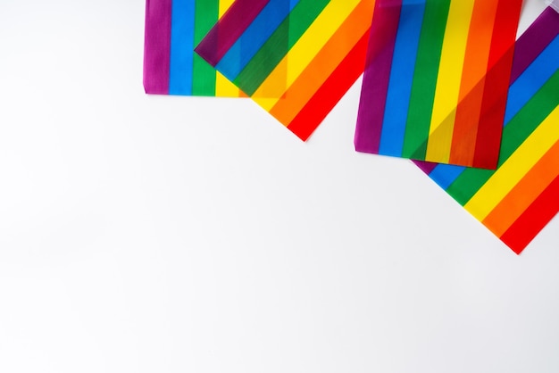 Bandera y símbolo LGBTQ en la vista superior de la mesa