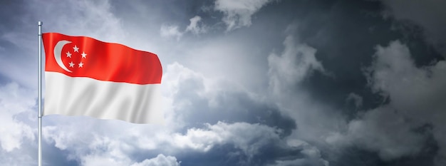 Bandera de singapur en un cielo nublado, representación tridimensional