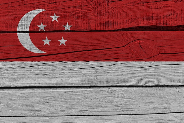 Bandera de Singapur pintada en tablón de madera antiguo